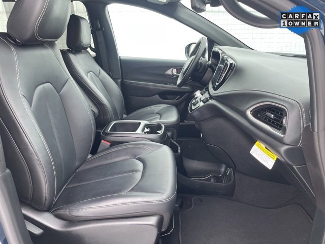 Used 2025 Chrysler Pacifica Select image 16