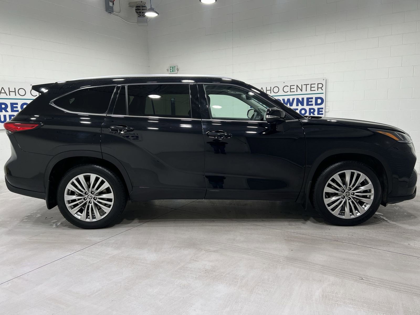 Used 2023 Toyota Highlander Platinum image 9