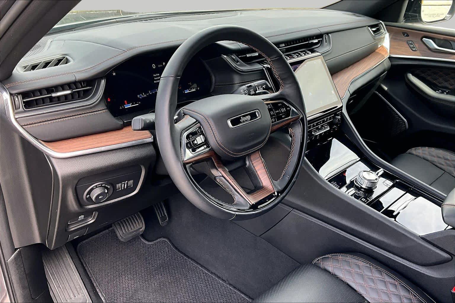 Used 2025 Jeep Grand Cherokee Summit AWD/4WD image 18