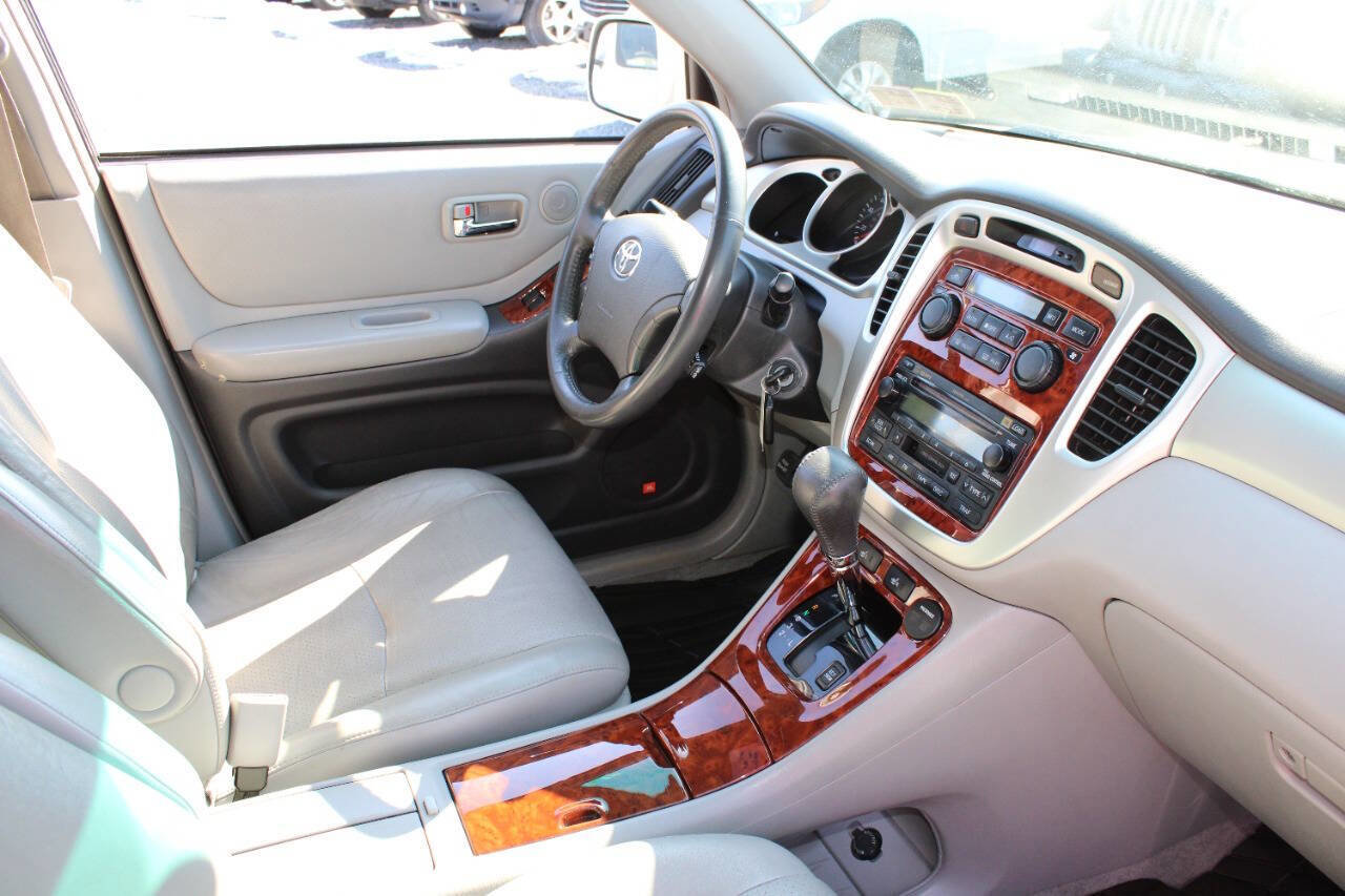 Used 2005 Toyota Highlander Limited image 25