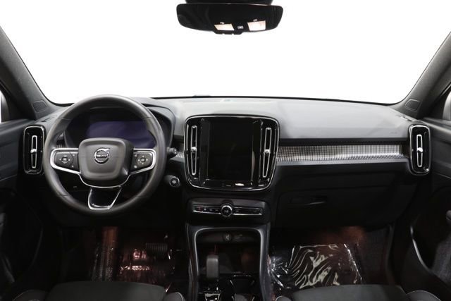 Used 2025 Volvo XC40 B5 Plus AWD/4WD image 13