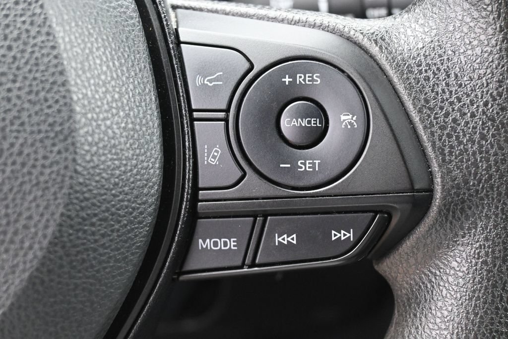 Used 2025 Toyota RAV4 XLE AWD/4WD image 18