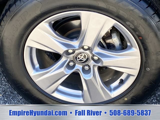 Used 2025 Toyota RAV4 XLE AWD/4WD image 28