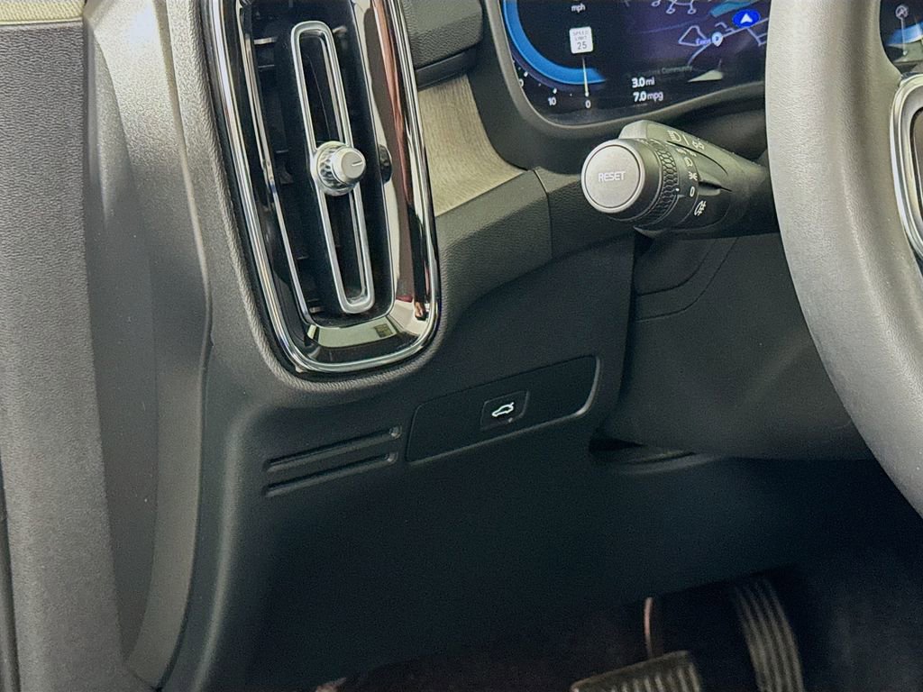 Used 2023 Volvo XC40 B5 Core w/ Convenience Package image 10