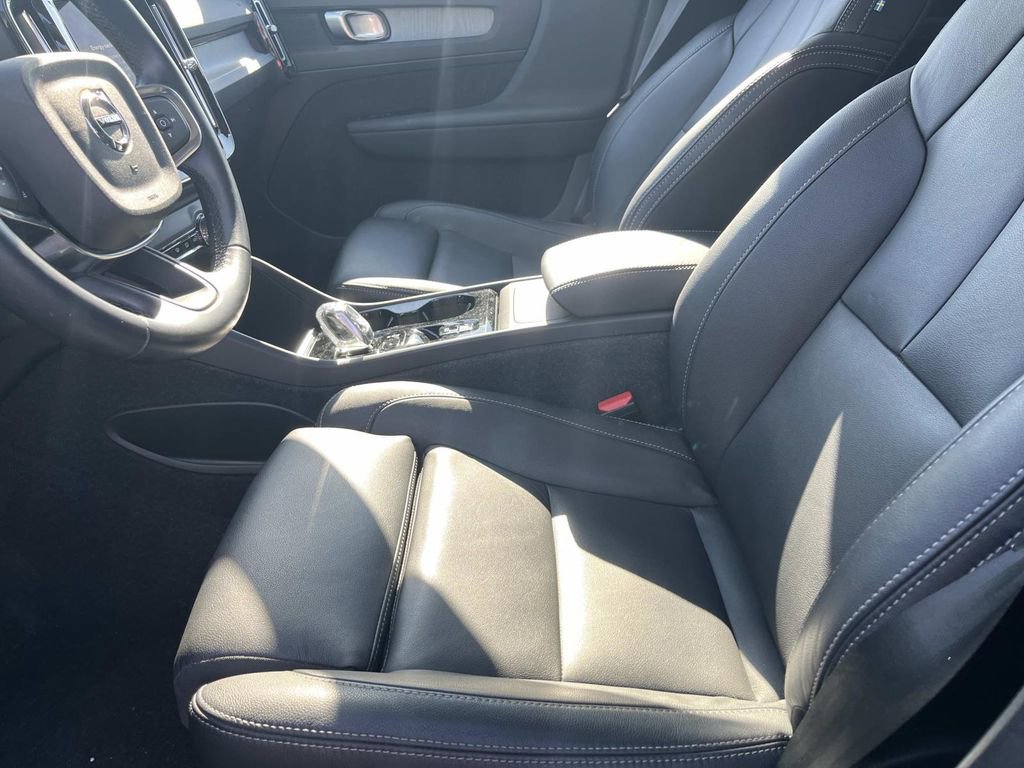 Used 2025 Volvo XC40 B5 Plus image 23