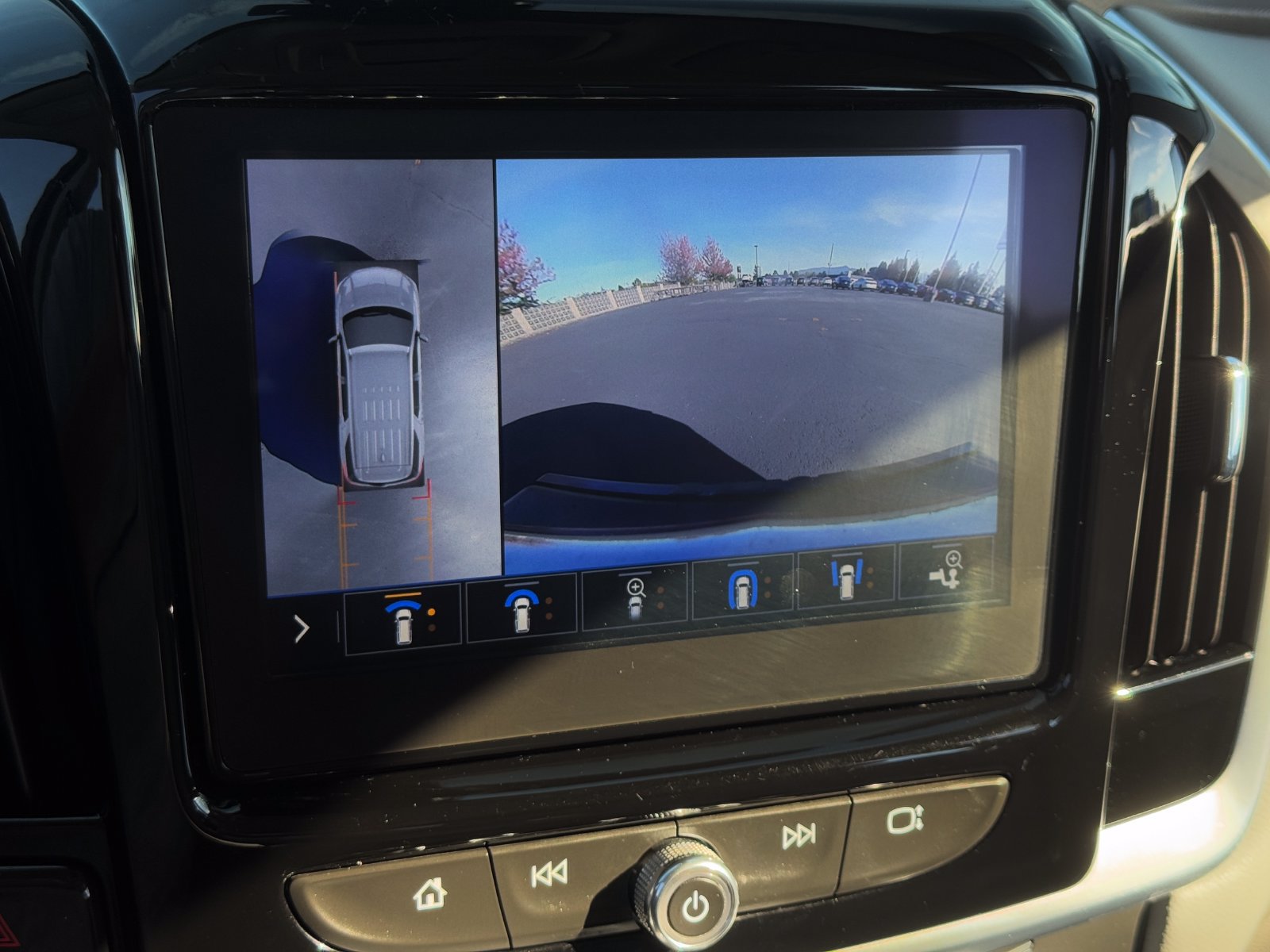 Used 2020 Chevrolet Traverse LT w/ LT Premium Package AWD/4WD image 18