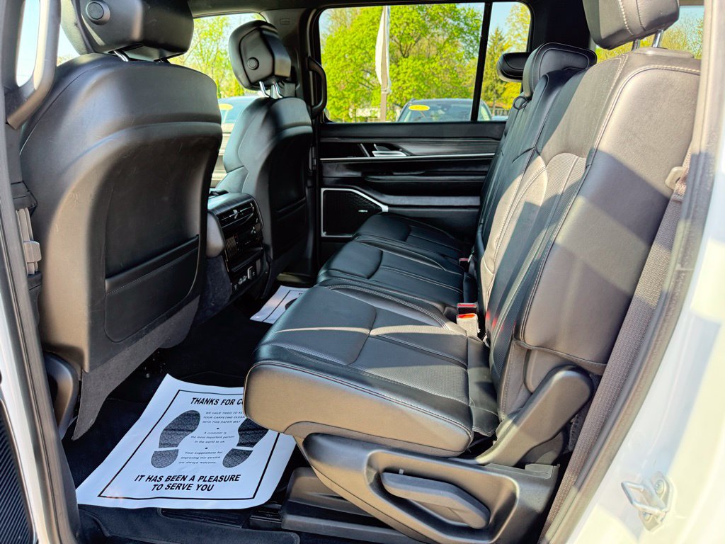 Used 2024 Jeep Wagoneer L Series III w/ Flexible Seating Group AWD/4WD image 18
