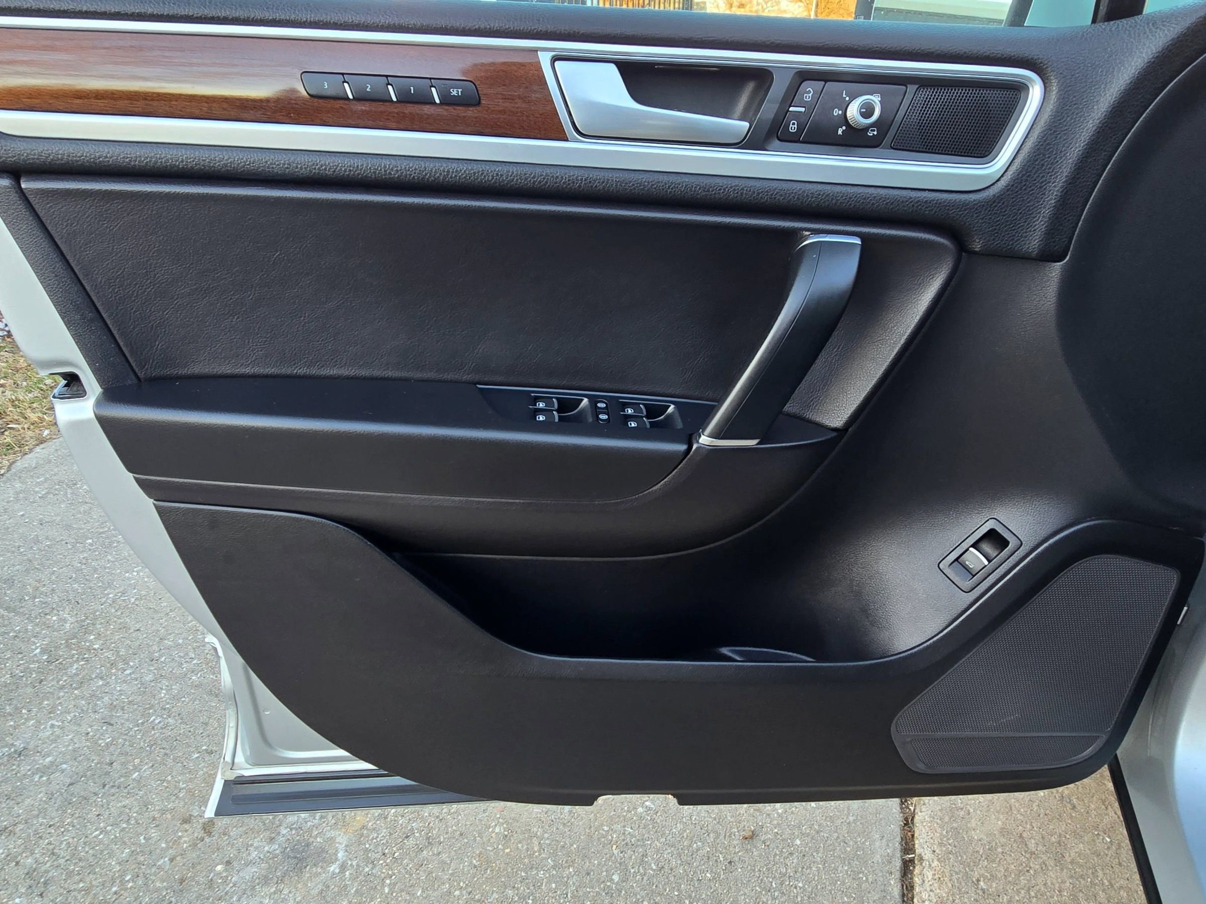 Used 2016 Volkswagen Touareg VR6 image 30