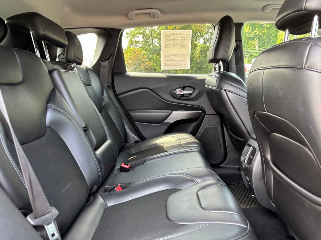 Used 2019 Jeep Cherokee Latitude Plus w/ Cold Weather Group AWD/4WD image 20