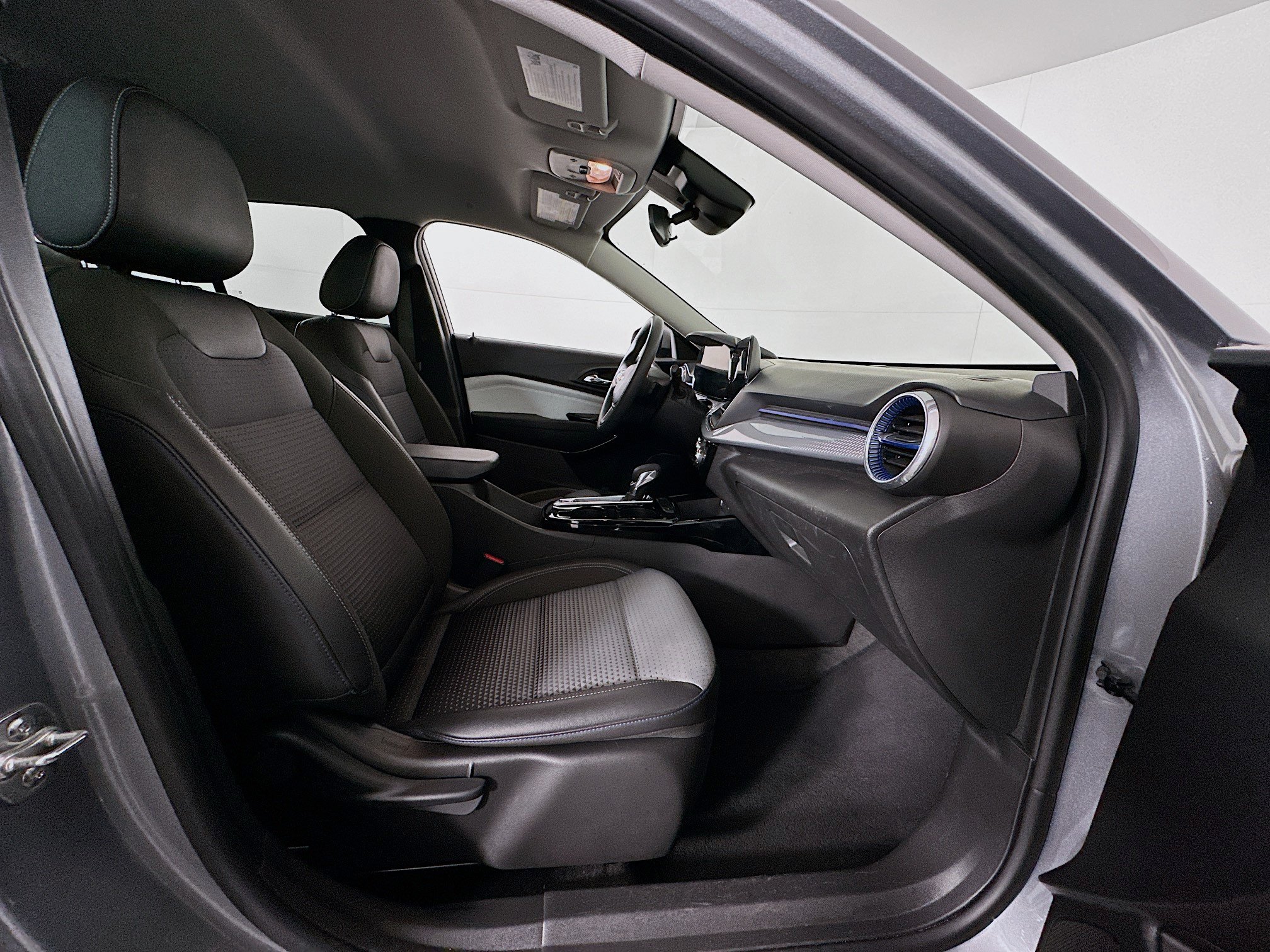 Used 2025 Chevrolet Trax LT FWD image 29