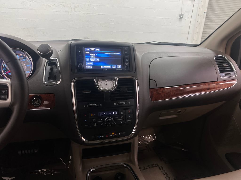 Used 2014 Chrysler Town & Country Touring-L w/ Driver Convenience Group FWD image 18