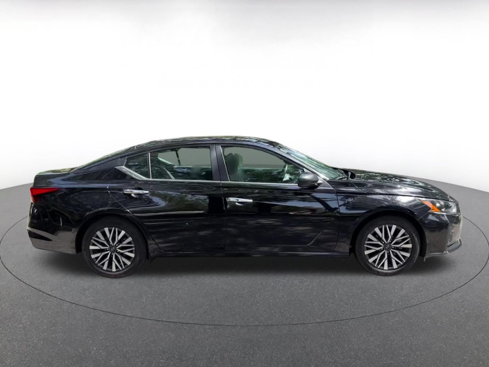 Used 2025 Nissan Altima 2.5 SV FWD image 15