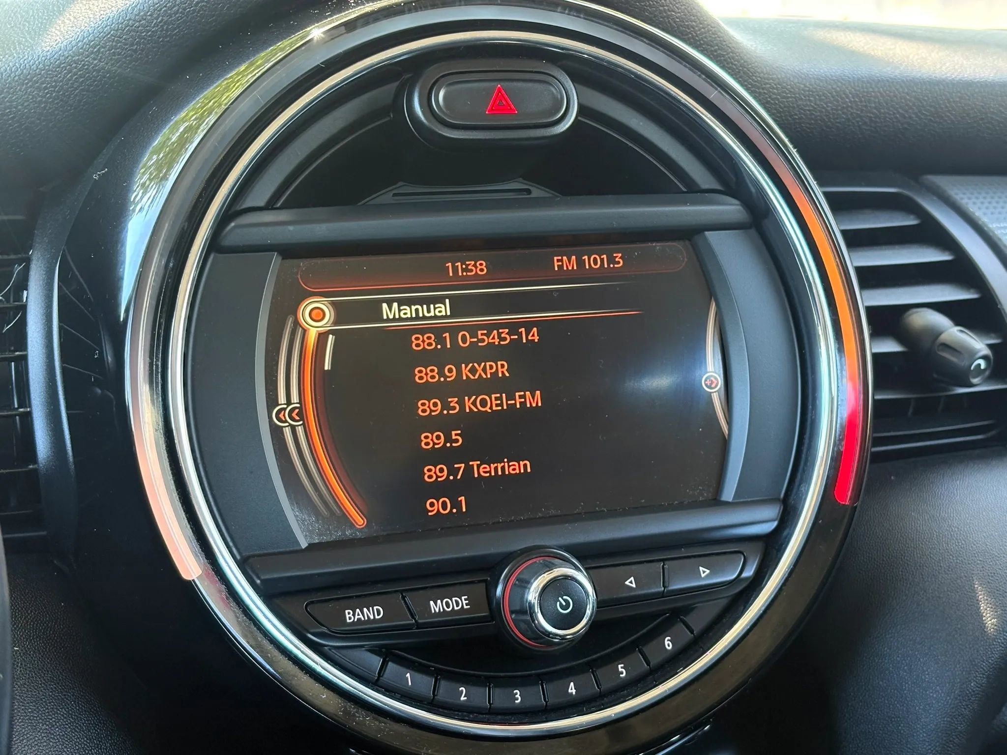 Used 2015 MINI Cooper 4-Door Hardtop image 16