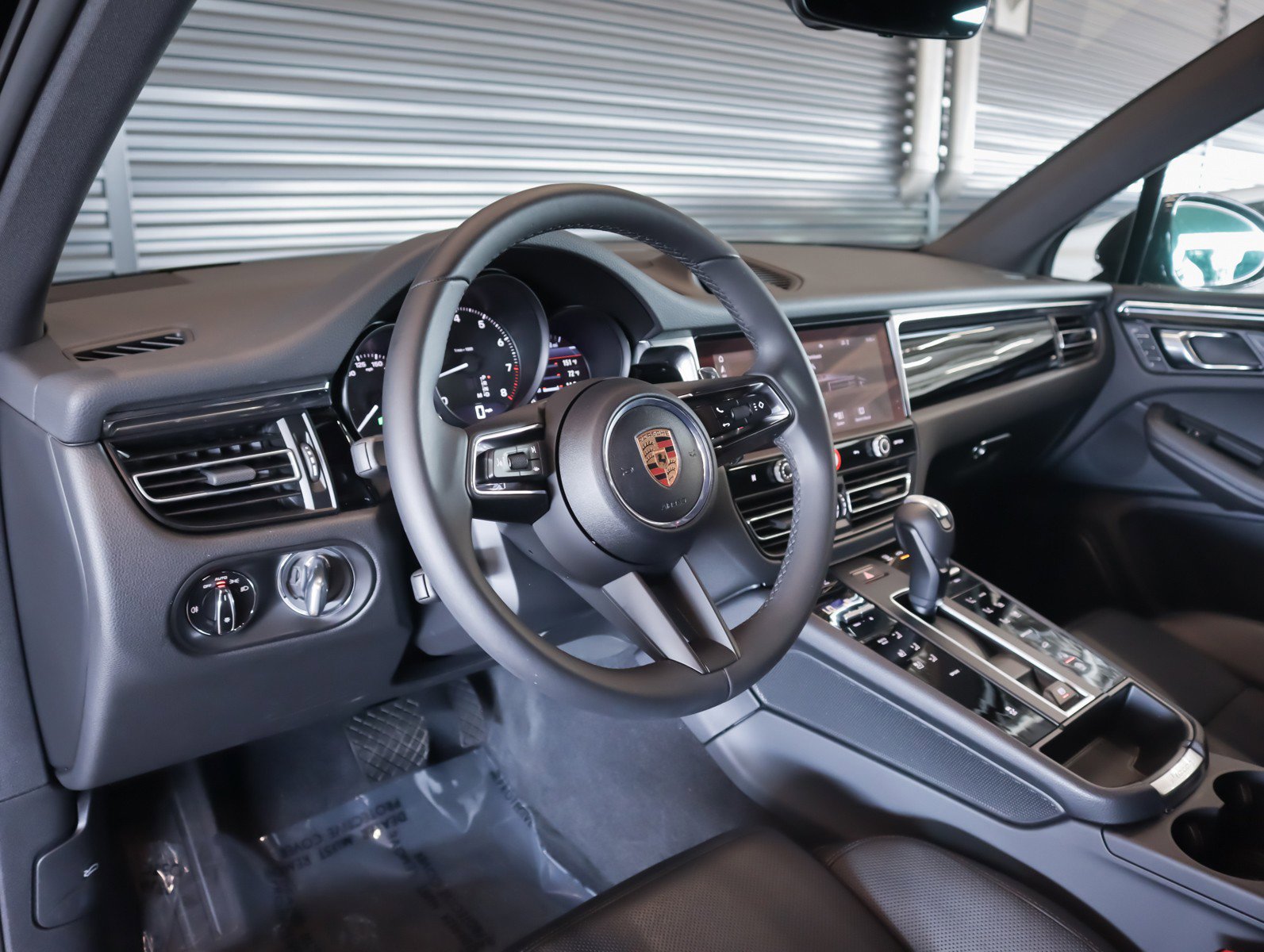 Certified 2025 Porsche Macan image 4