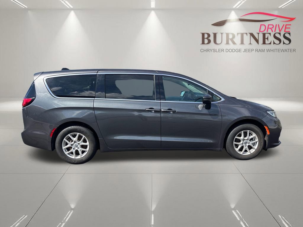 Used 2023 Chrysler Pacifica Touring-L image 10