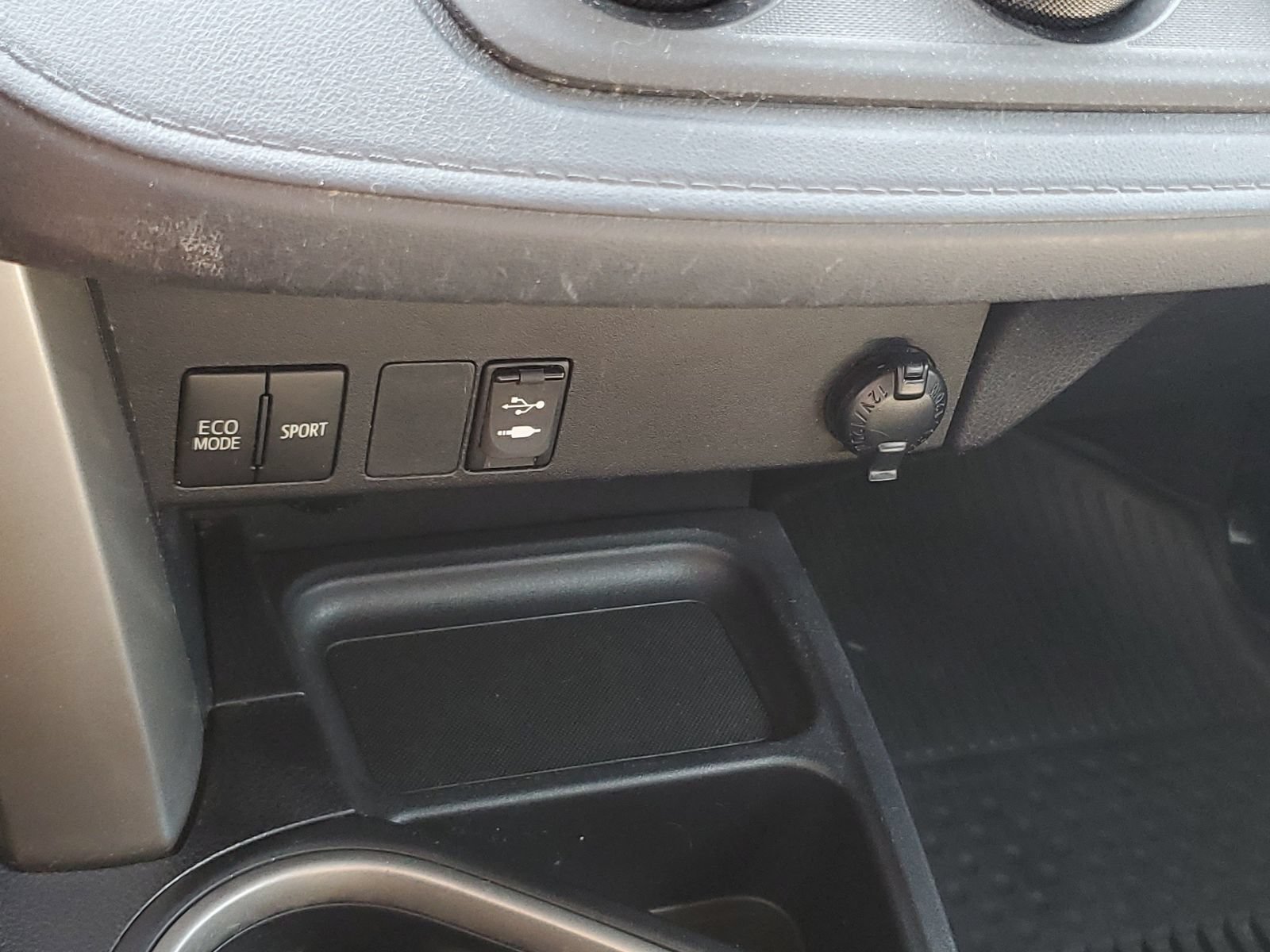 Certified 2018 Toyota RAV4 LE w/ All Weather Liner Package FWD image 29