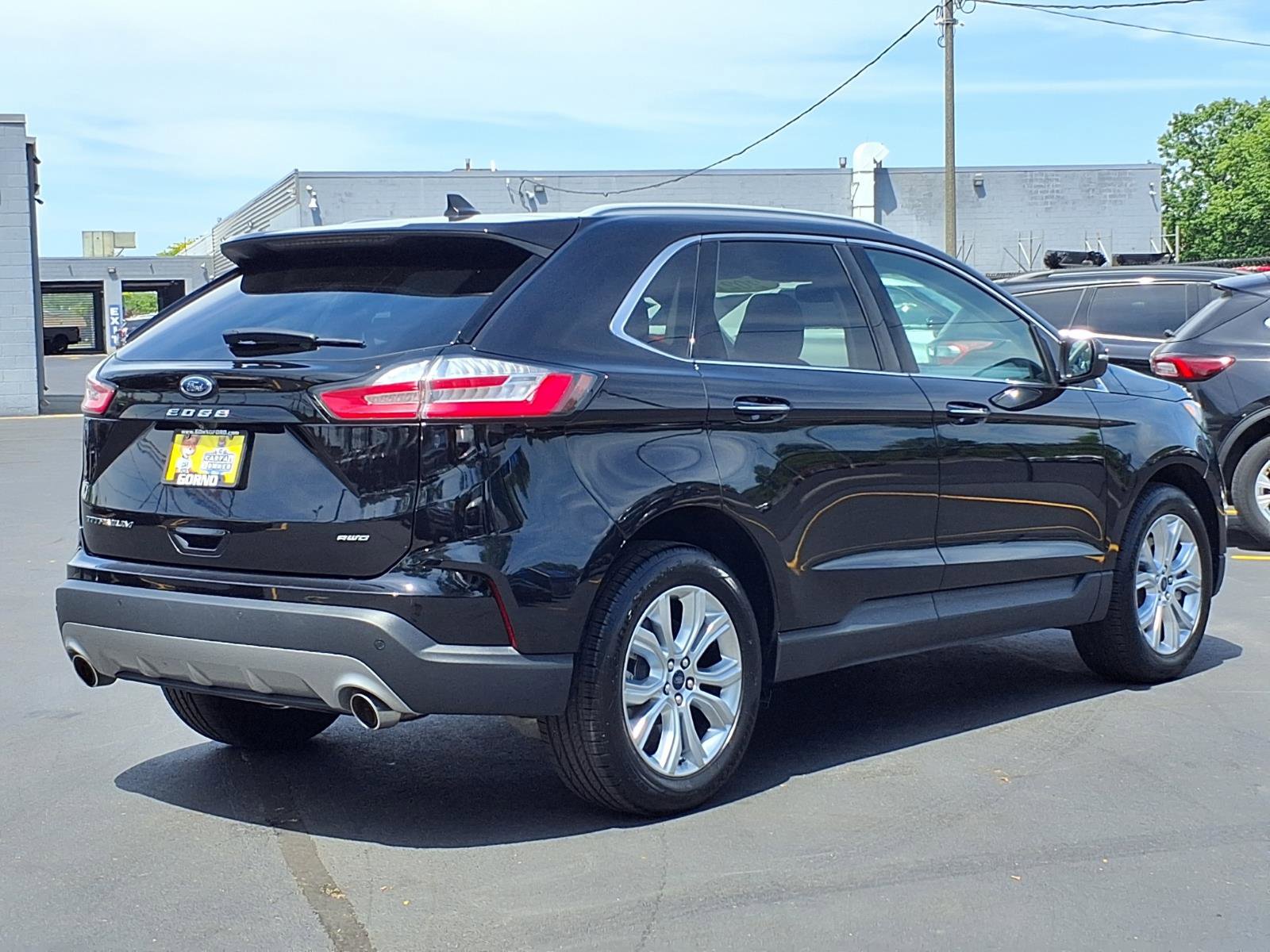 Used 2021 Ford Edge Titanium AWD/4WD image 2