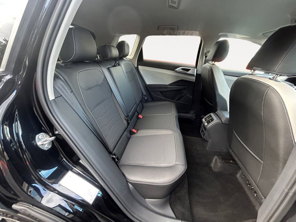 Used 2025 Volkswagen Taos SE AWD/4WD image 11