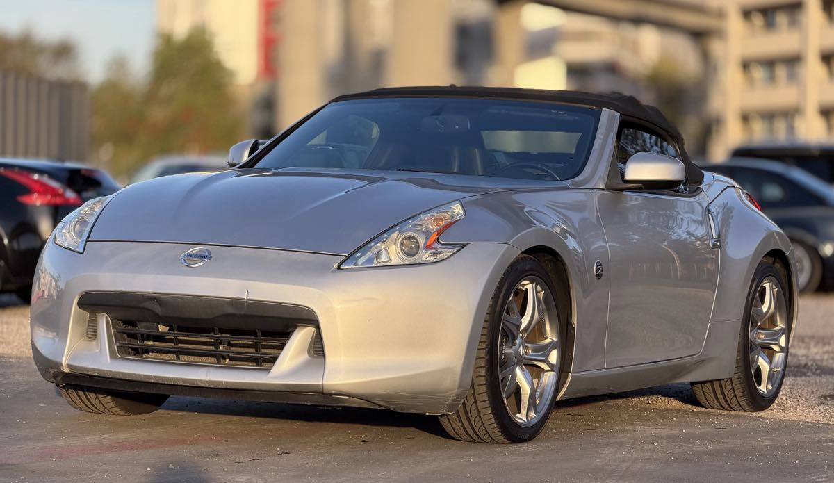 Used 2011 Nissan 370Z Touring w/ Sport Pkg image 3