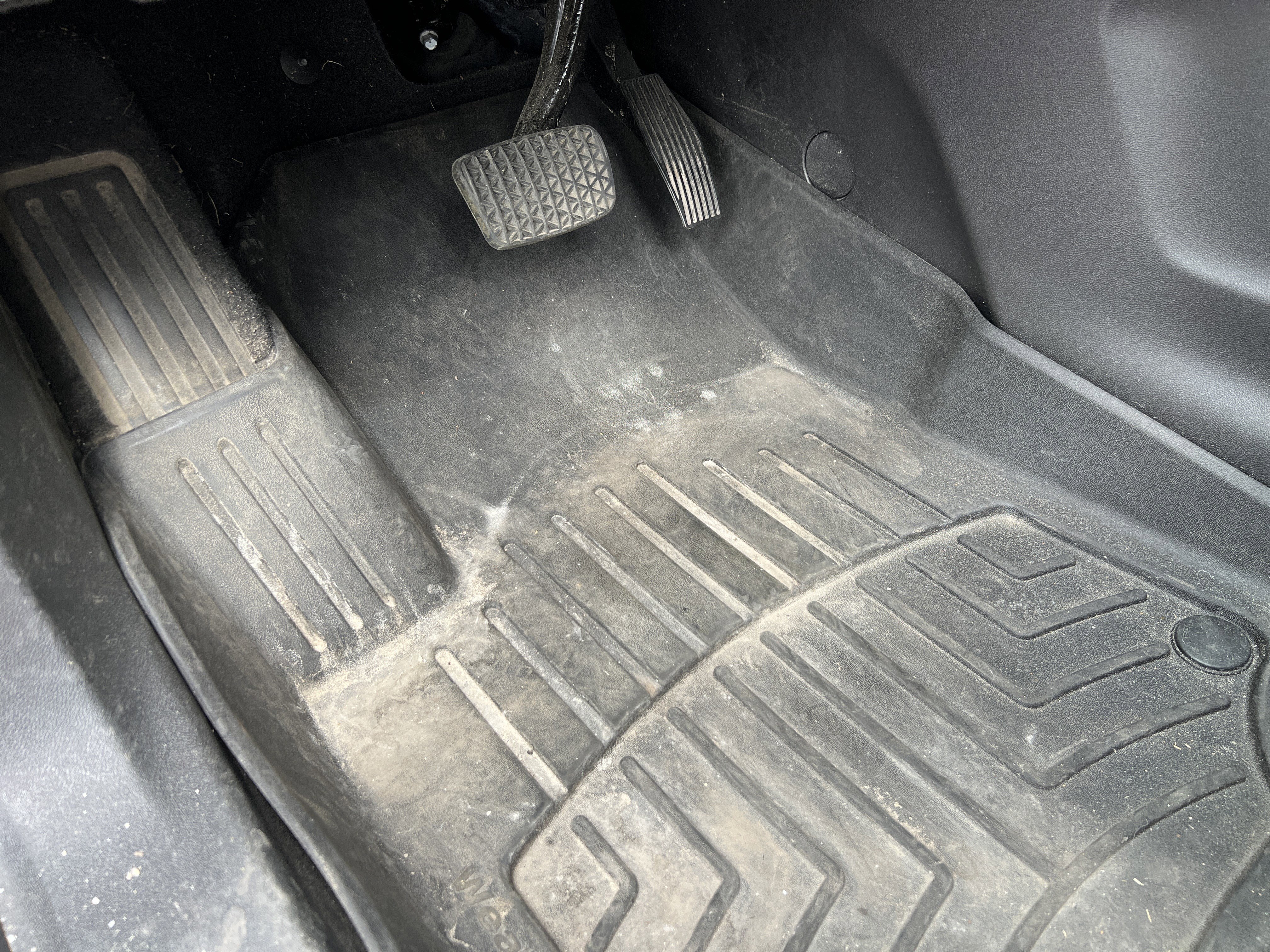 Used 2023 Chevrolet Equinox RS w/ RS Leather Package FWD image 17