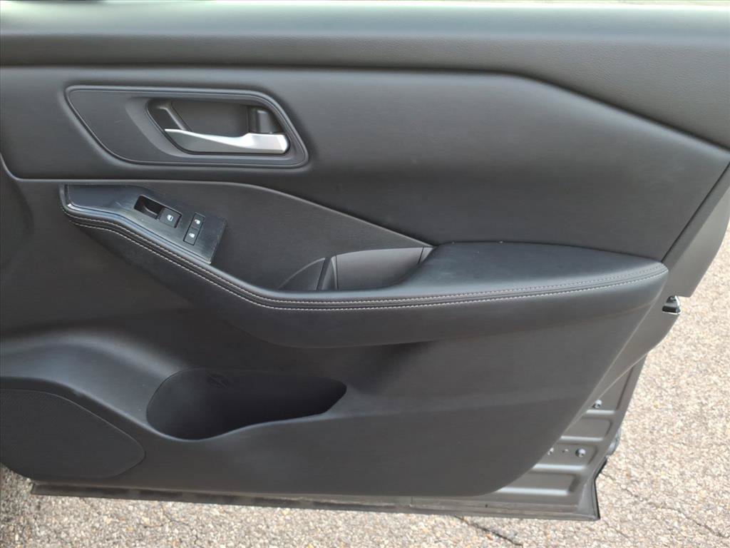 Used 2024 Nissan Rogue SV AWD/4WD image 14