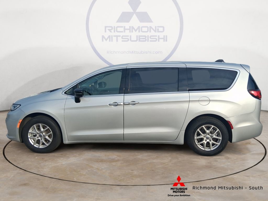 Used 2024 Chrysler Pacifica Touring-L image 6