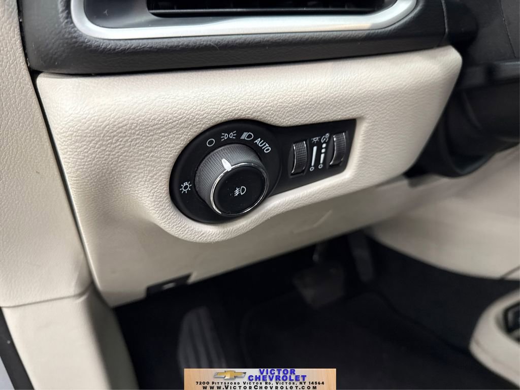 Used 2024 Chrysler Pacifica Touring-L image 38
