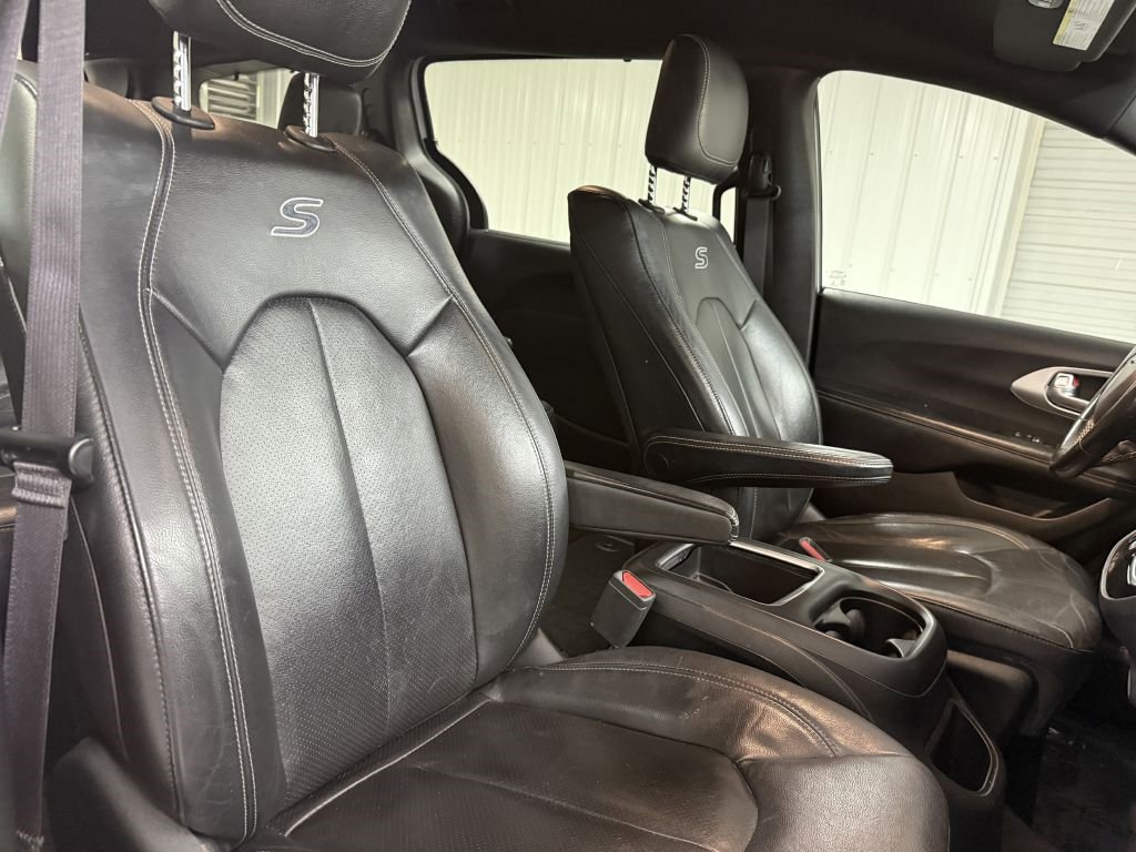 Used 2019 Chrysler Pacifica Touring-L Plus w/ S Appearance Package image 32
