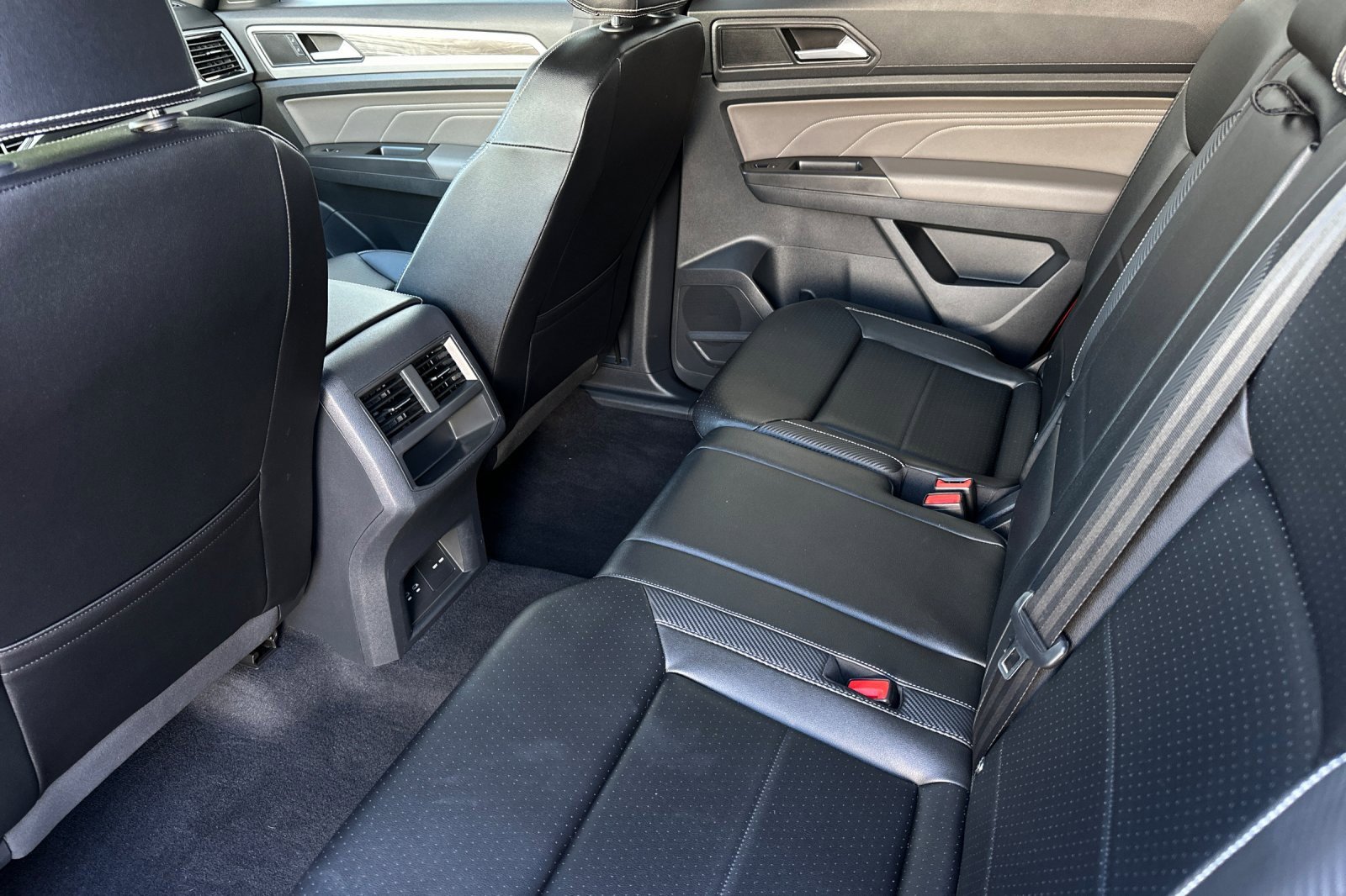 Used 2022 Volkswagen Atlas Cross Sport SE image 12