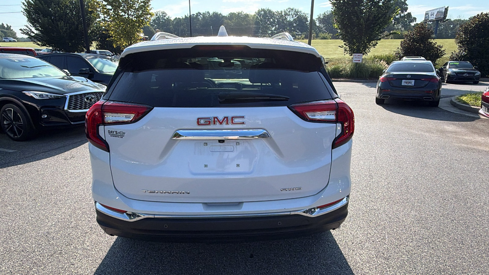 Used 2022 GMC Terrain SLT w/ Infotainment Package II AWD/4WD image 9