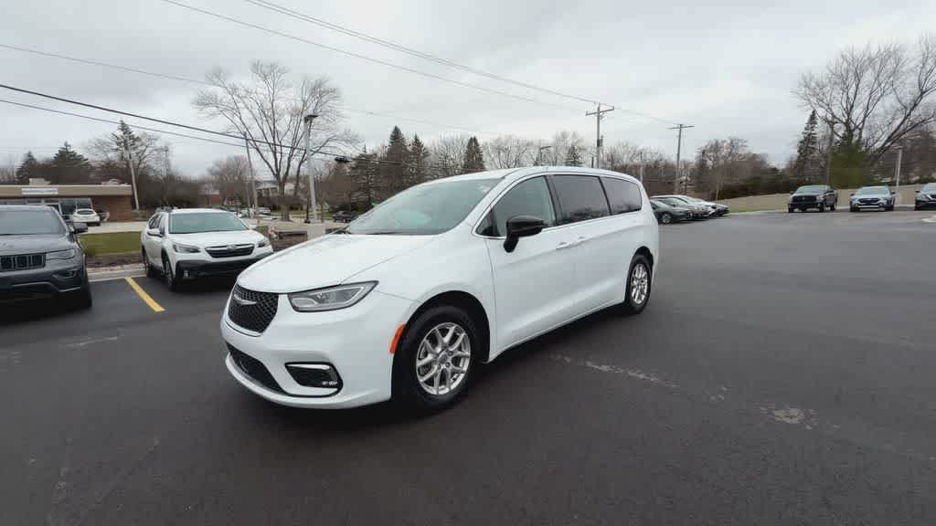 Used 2024 Chrysler Pacifica Touring-L FWD image 4