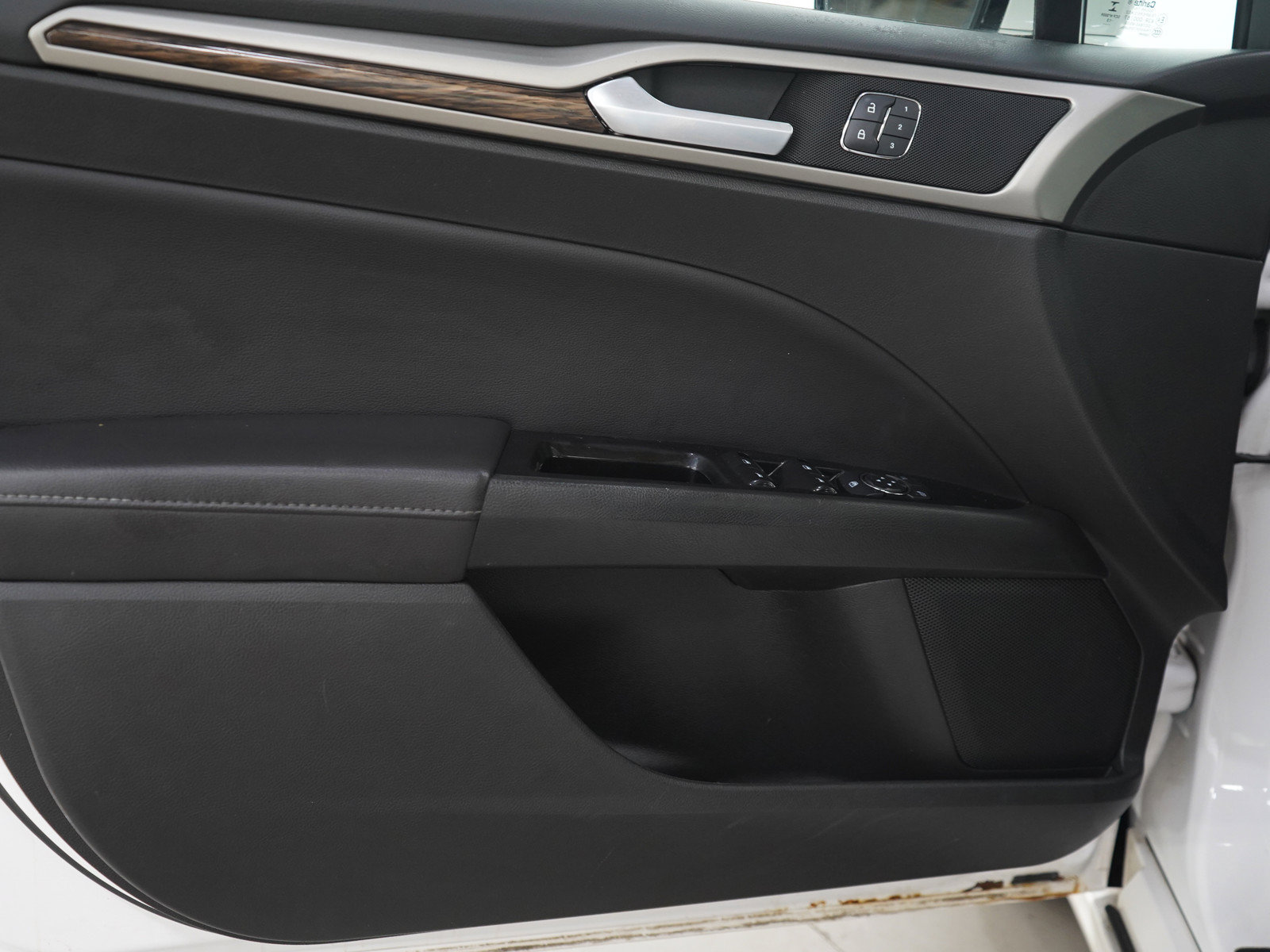 Used 2014 Ford Fusion SE w/ Equipment Group 202A FWD image 17