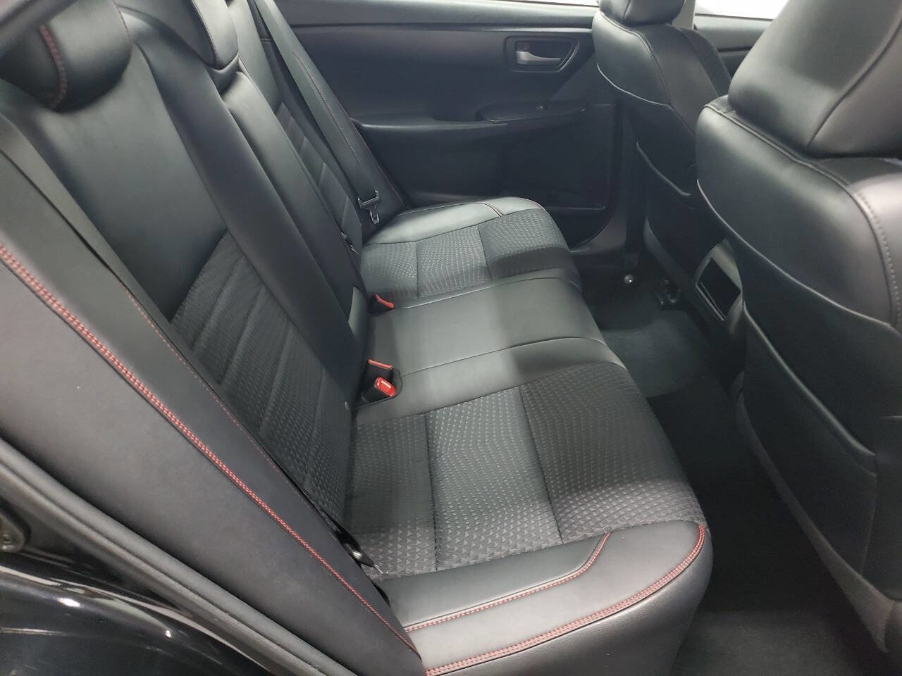 Used 2015 Toyota Camry SE FWD image 17