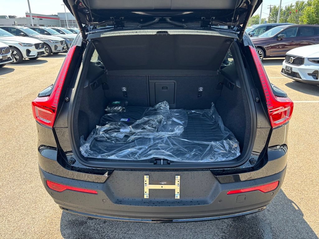 New 2026 Volvo XC40 B5 Core w/ Protection Package Premier AWD/4WD image 17