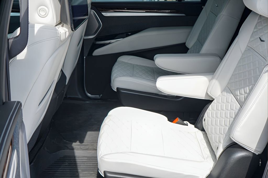 New 2026 Cadillac Escalade ESV Platinum Sport w/ LPO, ONYX Package AWD/4WD image 20