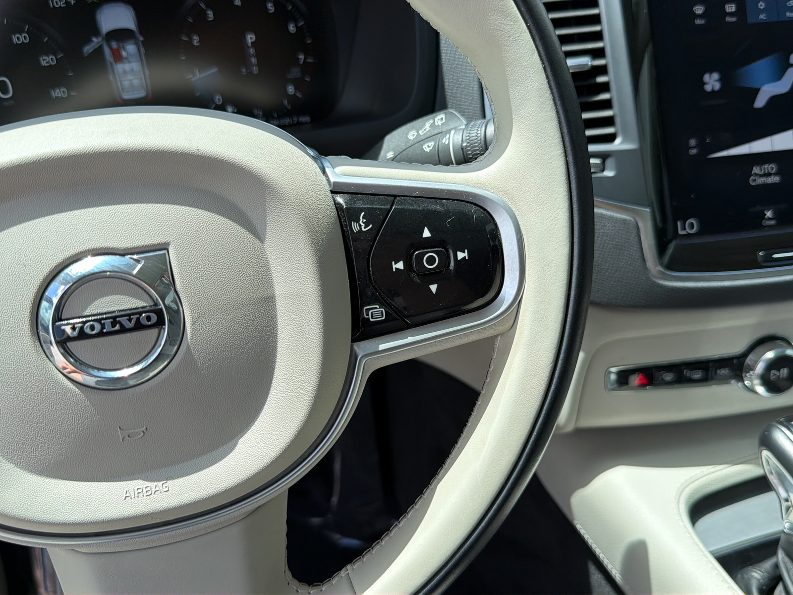 Used 2022 Volvo XC90 T5 Momentum FWD image 19