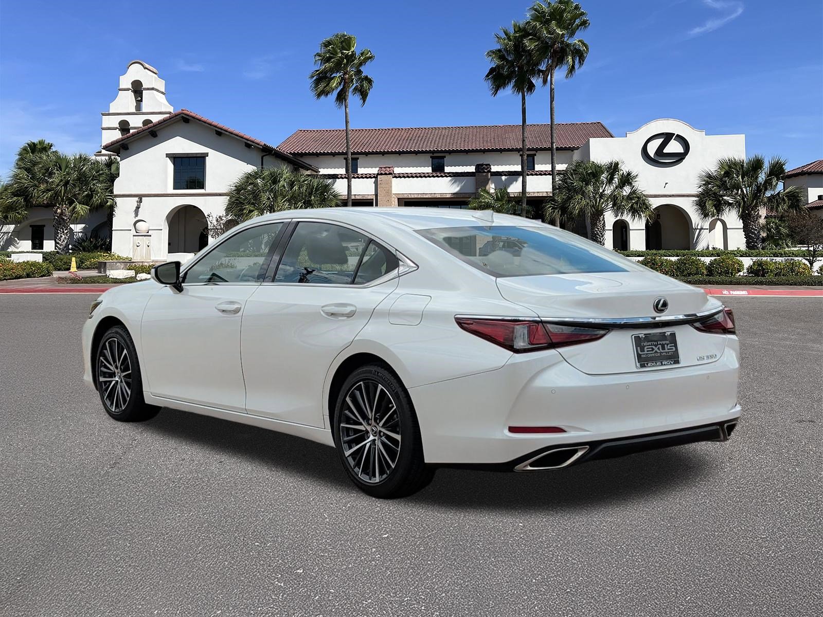 Used 2024 Lexus ES 350 w/ Premium Package FWD image 4