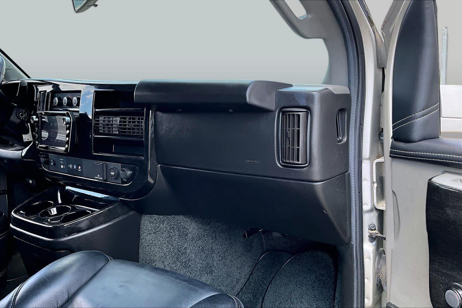 Used 2022 Chevrolet Express 2500 w/ Enhanced Convenience Package RWD image 17
