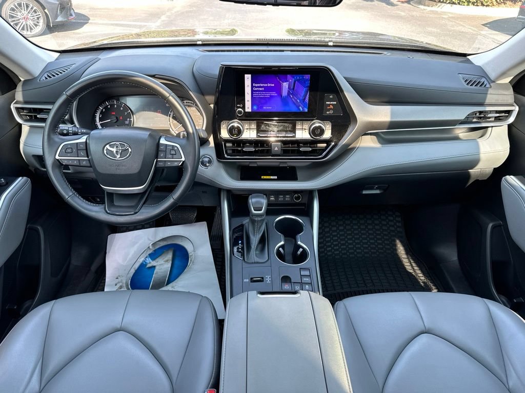 Used 2023 Toyota Highlander XLE FWD image 18