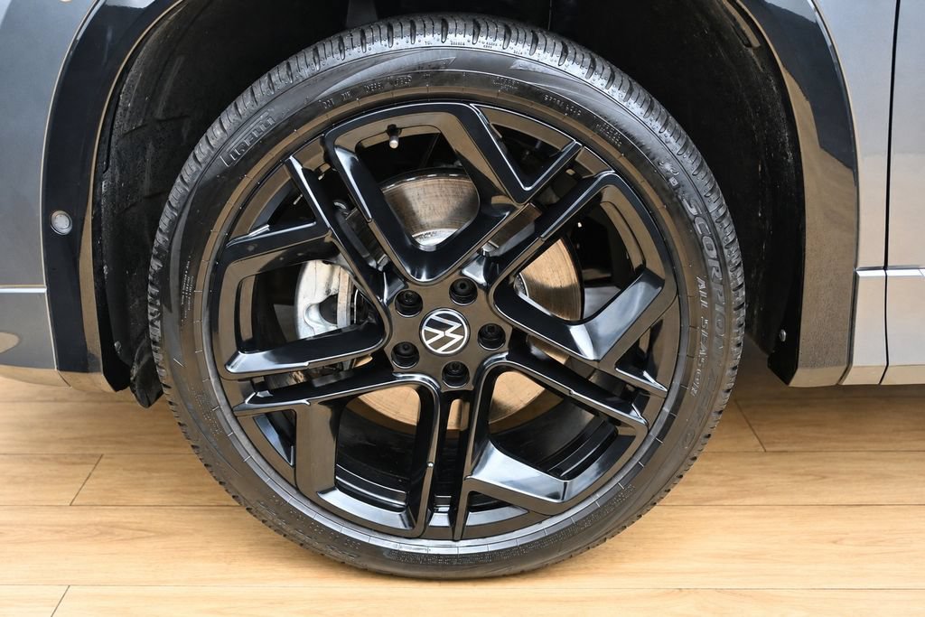 Used 2025 Volkswagen Tiguan SE R-Line AWD/4WD image 9