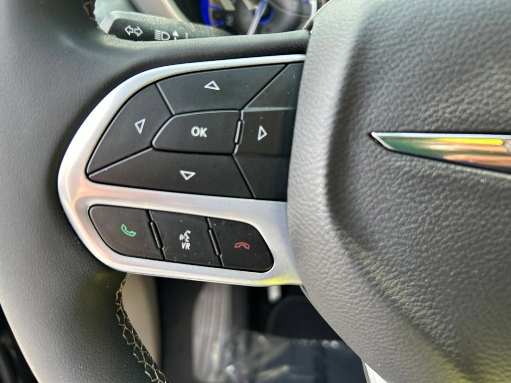 Used 2023 Chrysler Pacifica Touring-L FWD image 15