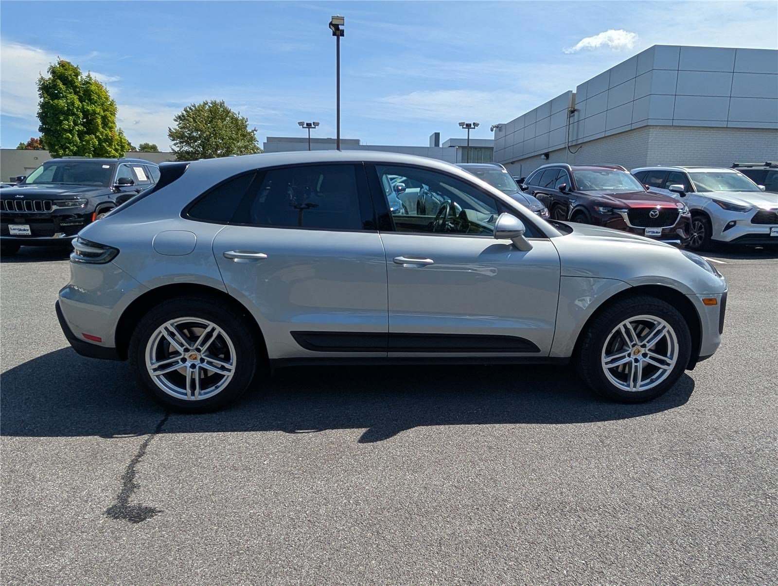 Used 2024 Porsche Macan AWD/4WD image 2