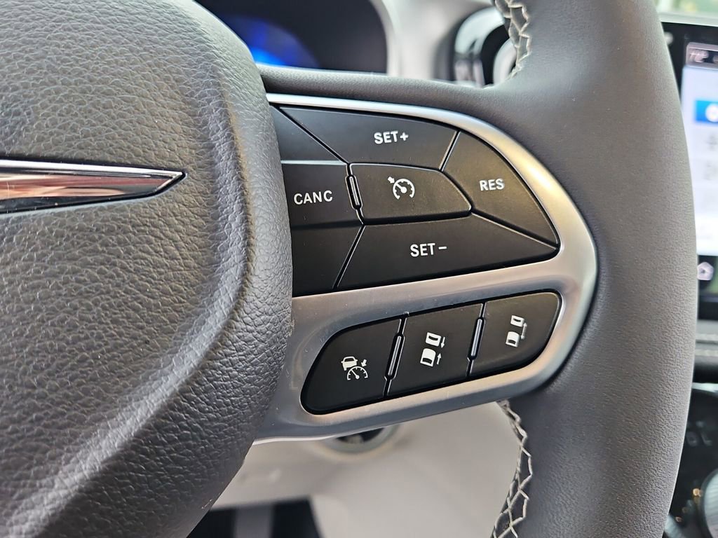 Used 2022 Chrysler Pacifica Touring-L image 26