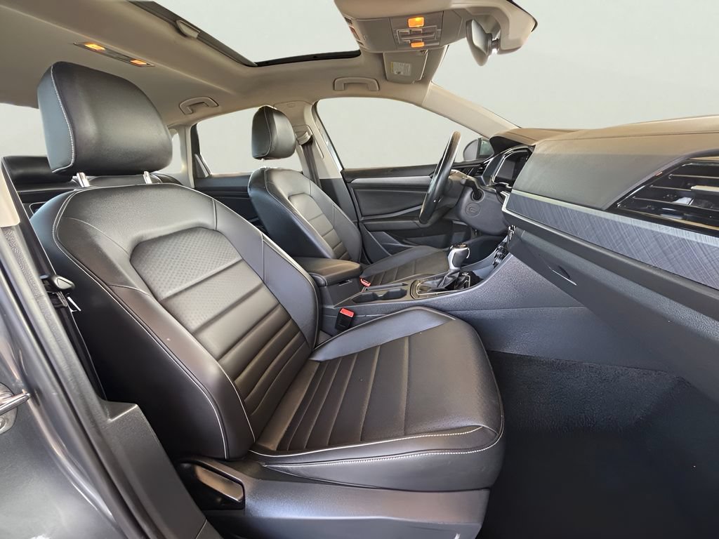 Used 2024 Volkswagen Jetta SE FWD image 3