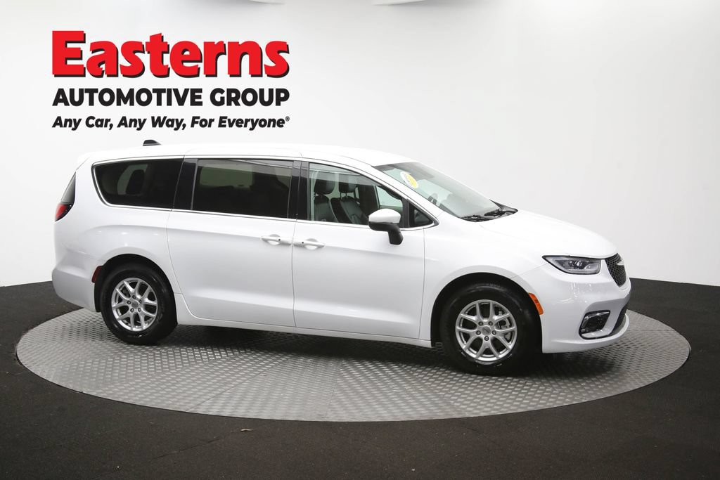 Used 2023 Chrysler Pacifica Touring-L FWD image 48