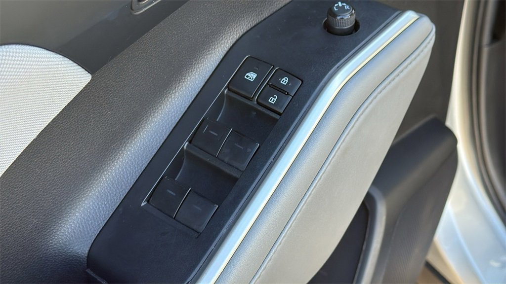 Used 2023 Toyota Highlander L image 10