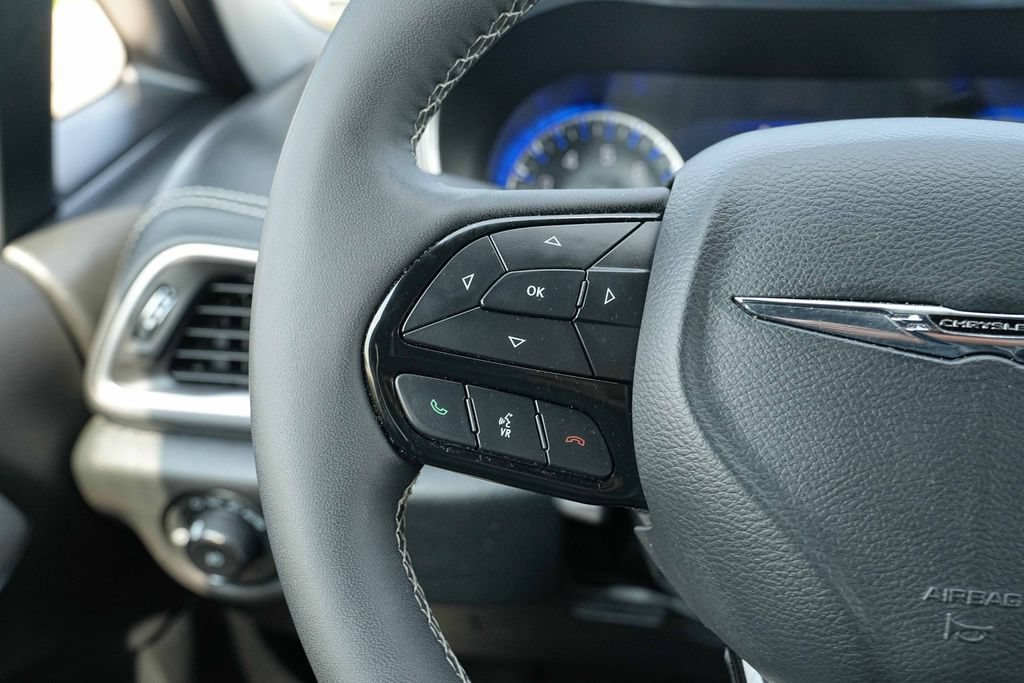 Used 2025 Chrysler Pacifica Limited FWD image 33