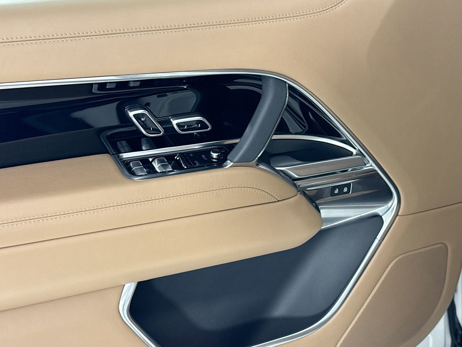 Used 2023 Land Rover Range Rover SE image 19