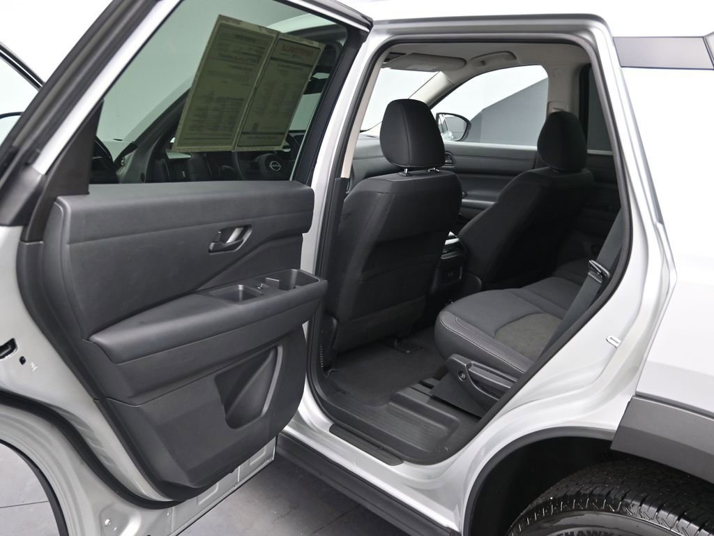 Used 2024 Nissan Pathfinder SV image 12