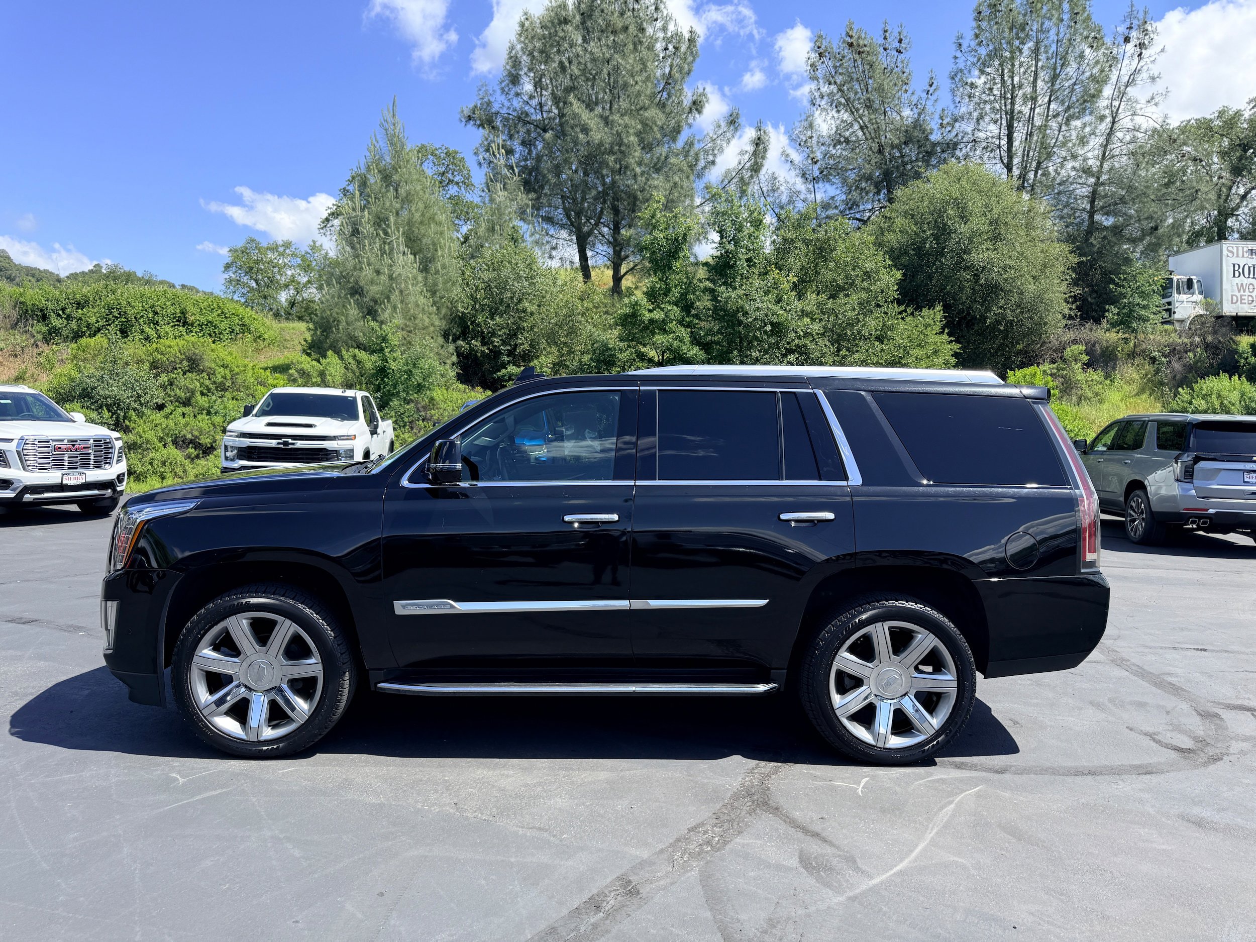 Used 2019 Cadillac Escalade Luxury AWD/4WD image 2